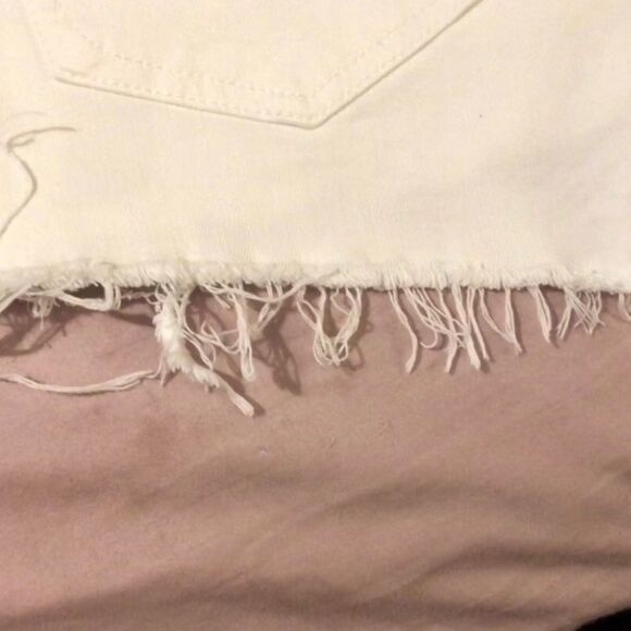 ✨ White Destroyed Denim Cutoff Shorts✨ - Picture 5 of 7